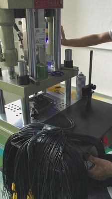 Máy đúc phun thẳng đứng bán tự động 20T cho phụ tùng thay thế sau khi phục vụ