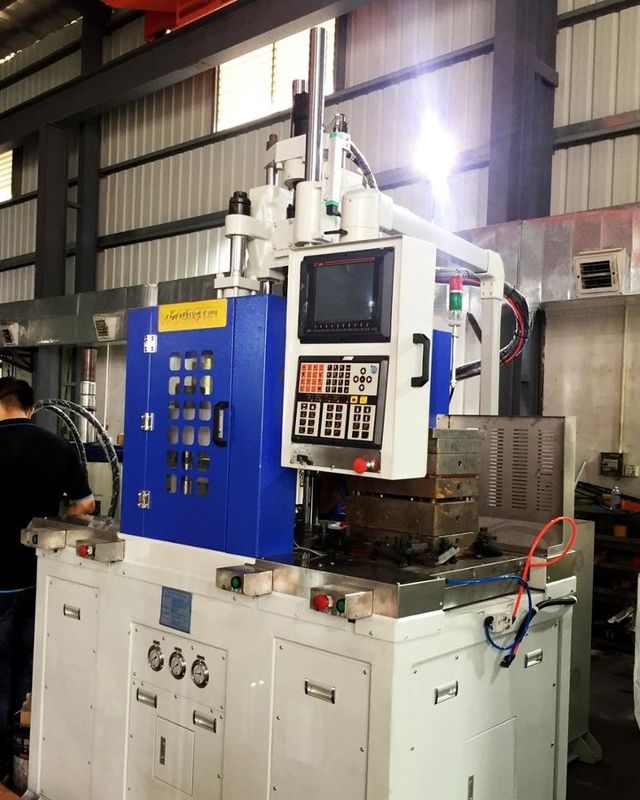 Máy đúc phun thẳng đứng bàn trượt kép 120T cho sản xuất khối lượng lớn