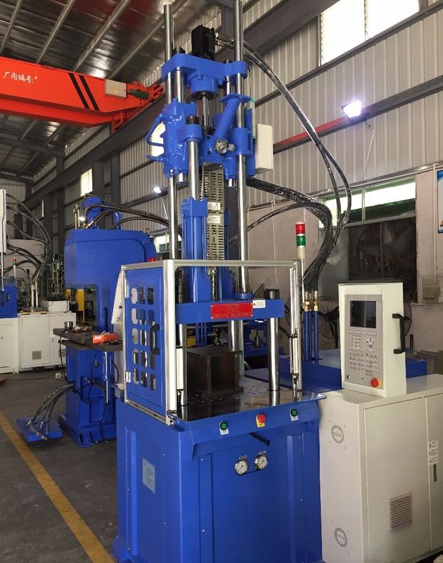 Máy đúc phun thủy lực dọc với 2 bàn làm việc
